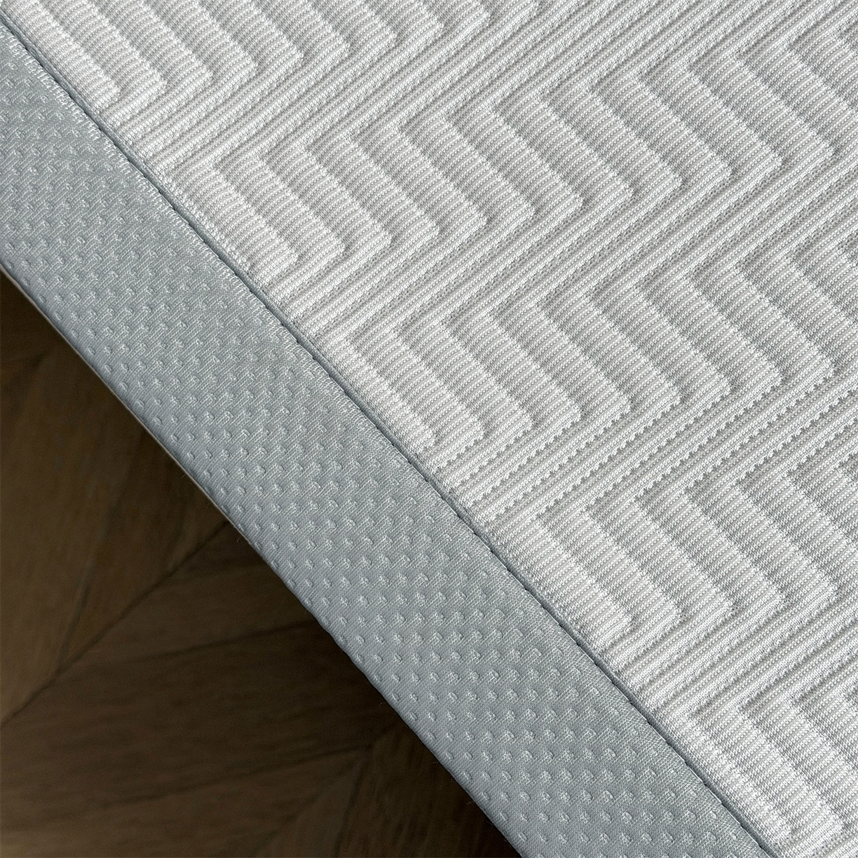 91家纺网 家纺一手货源 找家纺 耐思家纺 2026新款A类高克重三明治复合乙纶提花冰豆豆凉席床笠冰棱斜纹系列（提供买家秀） 冰棱斜纹-灰床席款