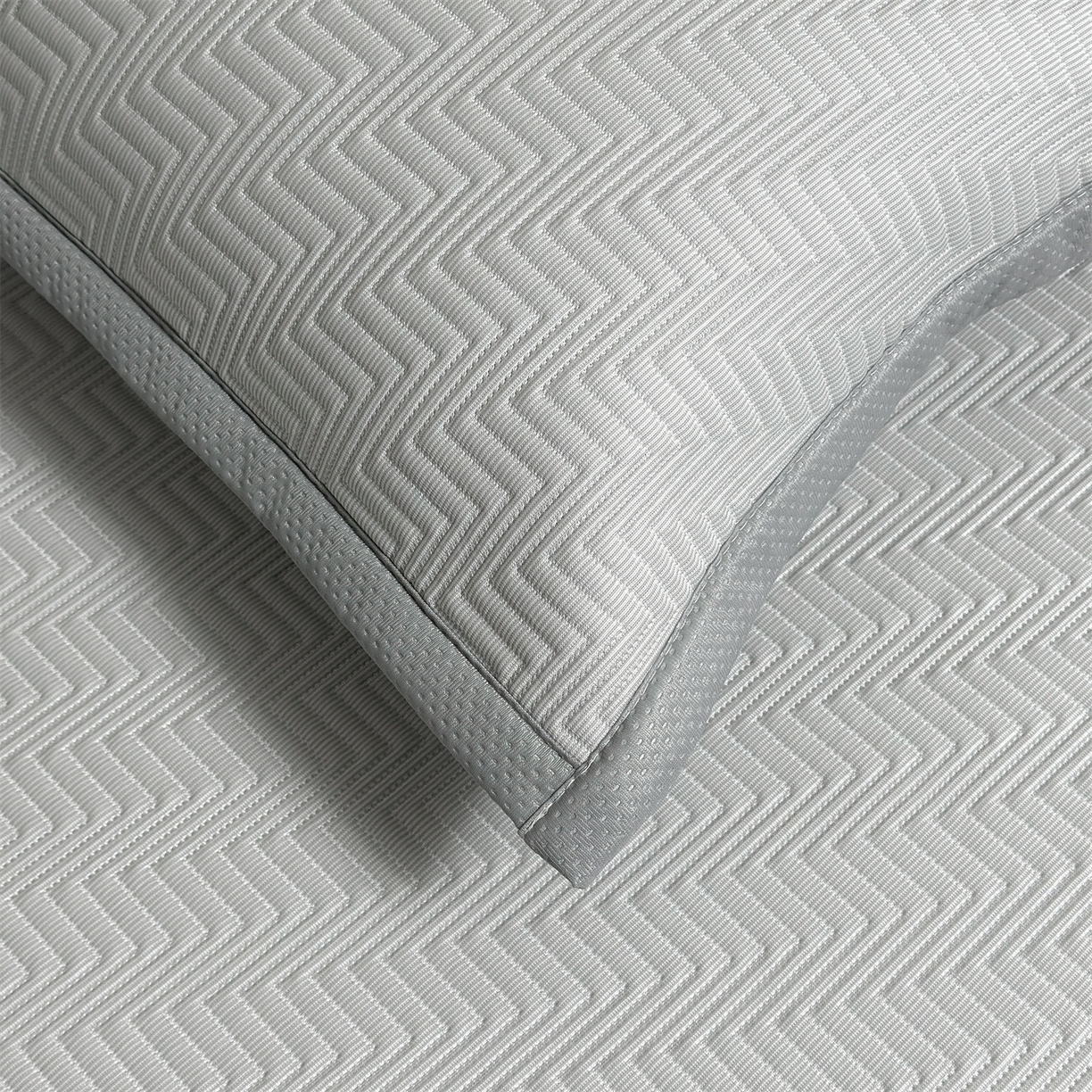 91家纺网 家纺一手货源 找家纺 耐思家纺 2026新款A类高克重三明治复合乙纶提花冰豆豆凉席床笠冰棱斜纹系列（提供买家秀） 冰棱斜纹-灰床席款