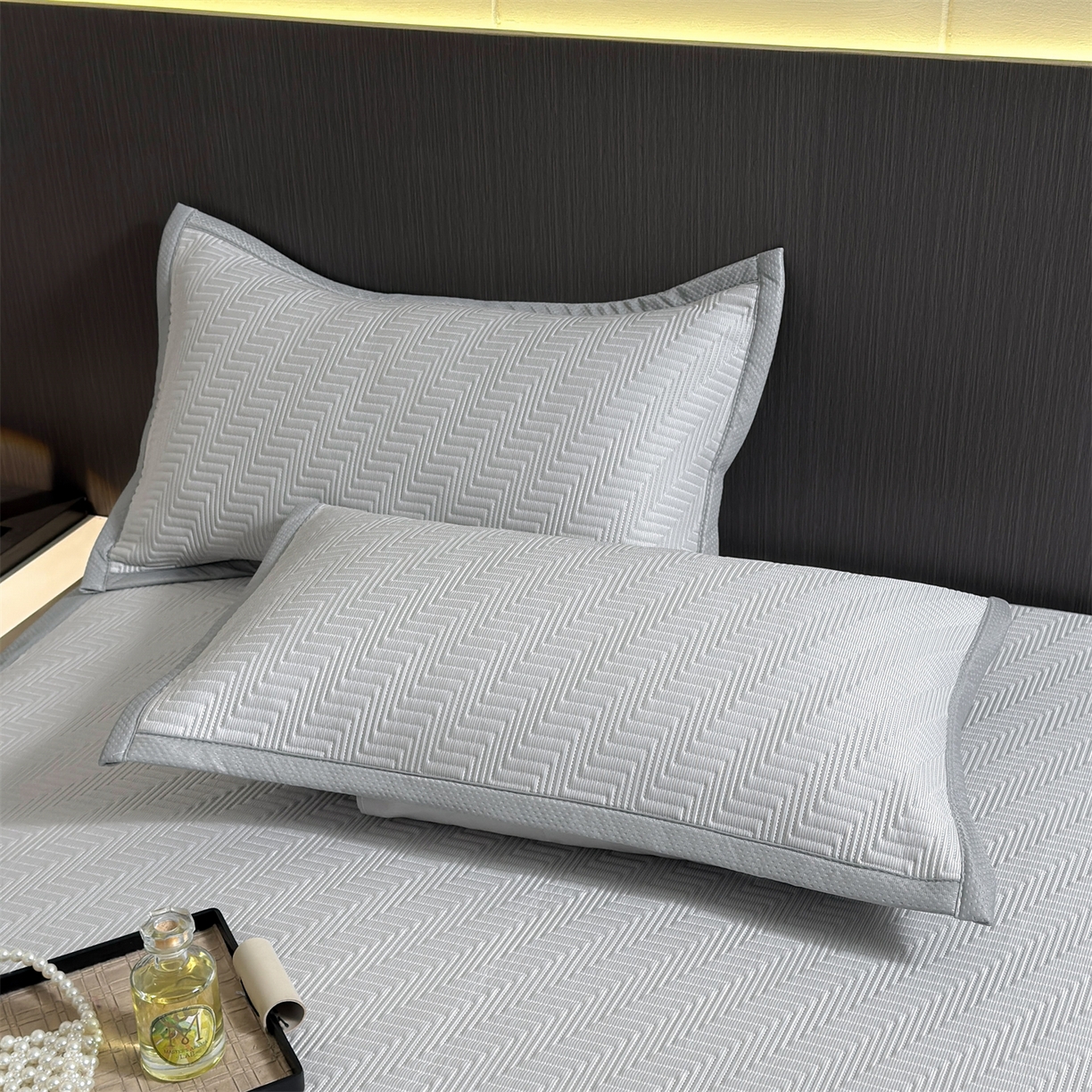 91家纺网 家纺一手货源 找家纺 耐思家纺 2026新款A类高克重三明治复合乙纶提花冰豆豆凉席床笠冰棱斜纹系列（提供买家秀） 冰棱斜纹-灰床席款