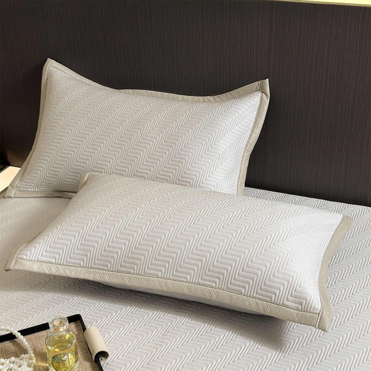 91家纺网 家纺一手货源 找家纺 耐思家纺 2026新款A类高克重三明治复合乙纶提花冰豆豆凉席床笠冰棱斜纹系列（提供买家秀） 冰棱斜纹-卡其床席款