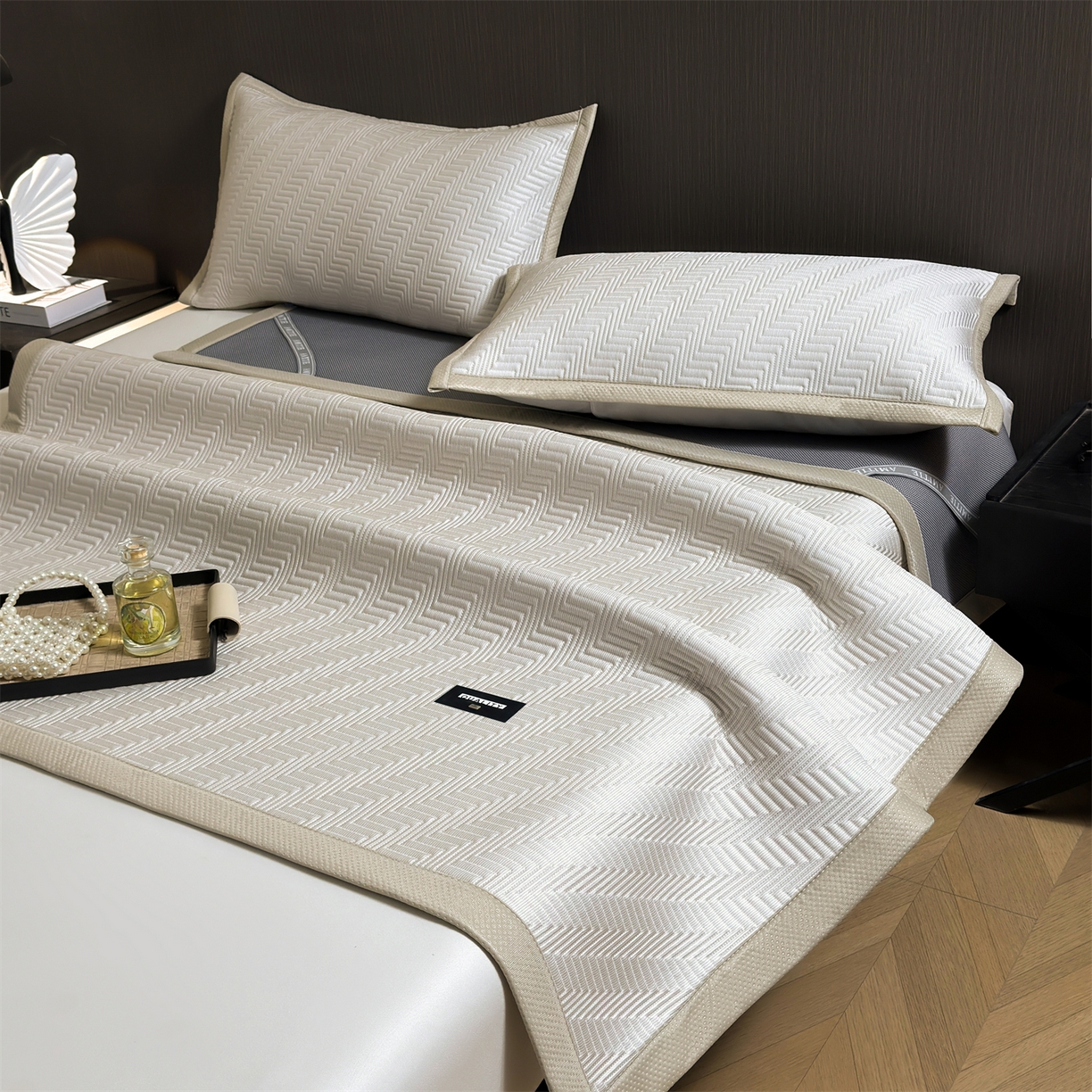 91家纺网 家纺一手货源 找家纺 耐思家纺 2026新款A类高克重三明治复合乙纶提花冰豆豆凉席床笠冰棱斜纹系列（提供买家秀） 冰棱斜纹-卡其床席款