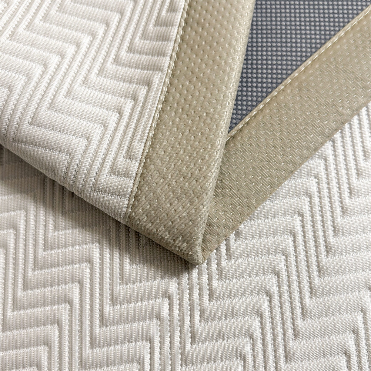 91家纺网 家纺一手货源 找家纺 耐思家纺 2026新款A类高克重三明治复合乙纶提花冰豆豆凉席床笠冰棱斜纹系列（提供买家秀） 冰棱斜纹-卡其床席款