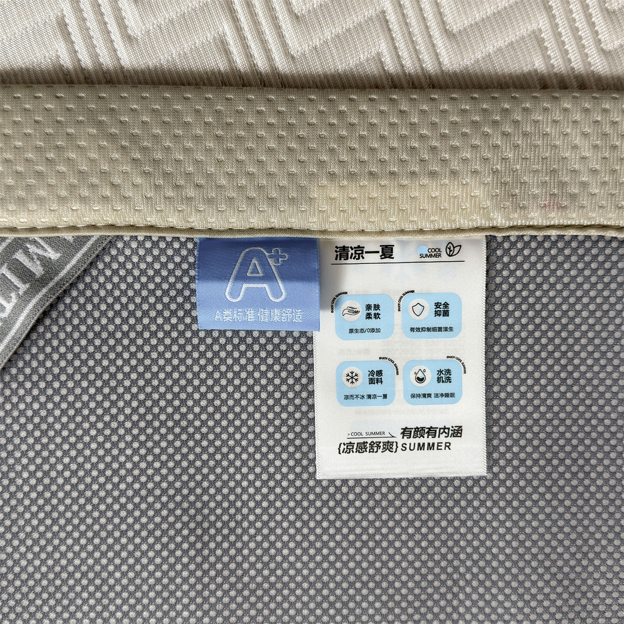 91家纺网 家纺一手货源 找家纺 耐思家纺 2026新款A类高克重三明治复合乙纶提花冰豆豆凉席床笠冰棱斜纹系列（提供买家秀） 冰棱斜纹-卡其床席款