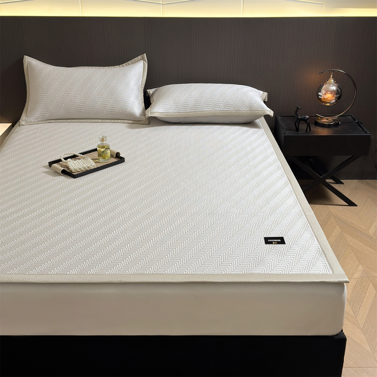 91家纺网 家纺一手货源 找家纺 耐思家纺 2026新款A类高克重三明治复合乙纶提花冰豆豆凉席床笠冰棱斜纹系列（提供买家秀） 冰棱斜纹-卡其床席款