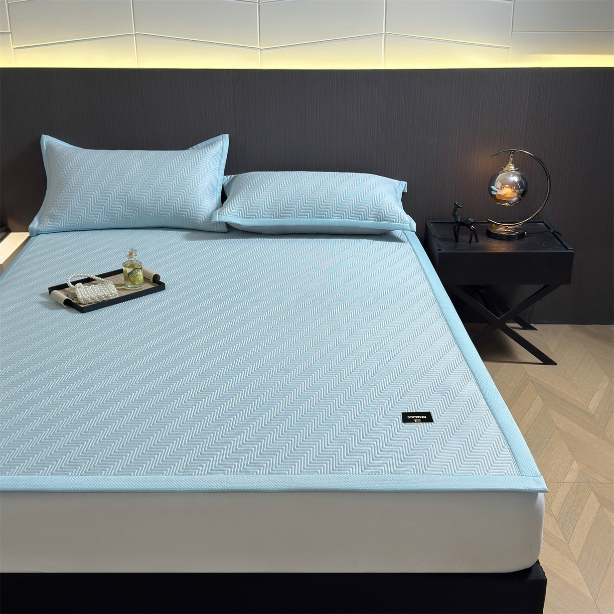 91家纺网 家纺一手货源 找家纺 耐思家纺 2026新款A类高克重三明治复合乙纶提花冰豆豆凉席床笠冰棱斜纹系列（提供买家秀） 冰棱斜纹-蓝床席款