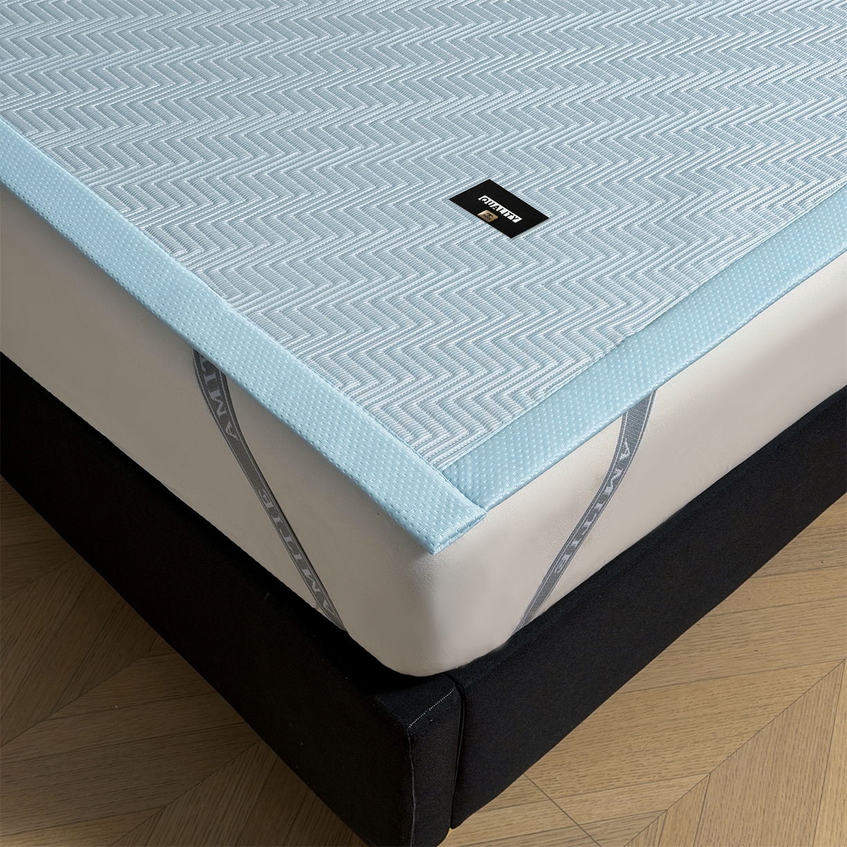 91家纺网 家纺一手货源 找家纺 耐思家纺 2026新款A类高克重三明治复合乙纶提花冰豆豆凉席床笠冰棱斜纹系列（提供买家秀） 冰棱斜纹-蓝床席款