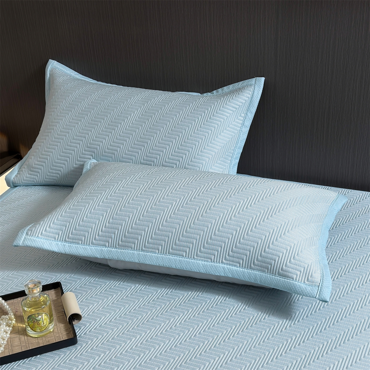 91家纺网 家纺一手货源 找家纺 耐思家纺 2026新款A类高克重三明治复合乙纶提花冰豆豆凉席床笠冰棱斜纹系列（提供买家秀） 冰棱斜纹-蓝床席款