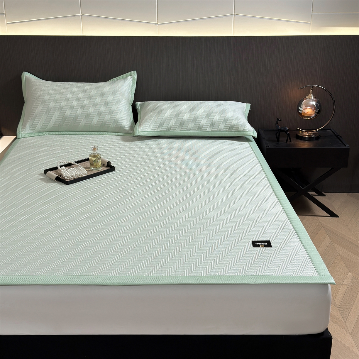 91家纺网 家纺一手货源 找家纺 耐思家纺 2026新款A类高克重三明治复合乙纶提花冰豆豆凉席床笠冰棱斜纹系列（提供买家秀） 冰棱斜纹-绿床席款