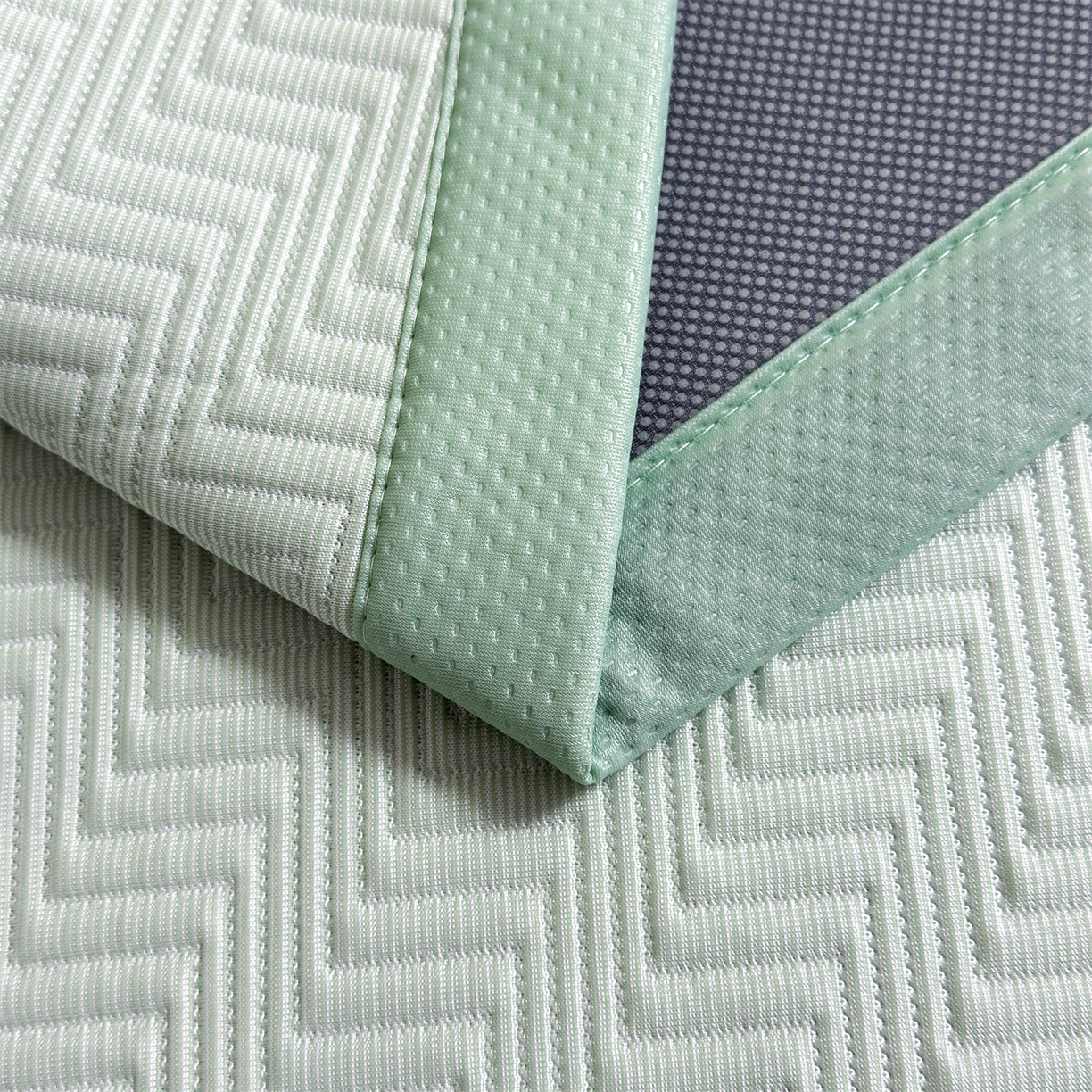 91家纺网 家纺一手货源 找家纺 耐思家纺 2026新款A类高克重三明治复合乙纶提花冰豆豆凉席床笠冰棱斜纹系列（提供买家秀） 冰棱斜纹-绿床席款