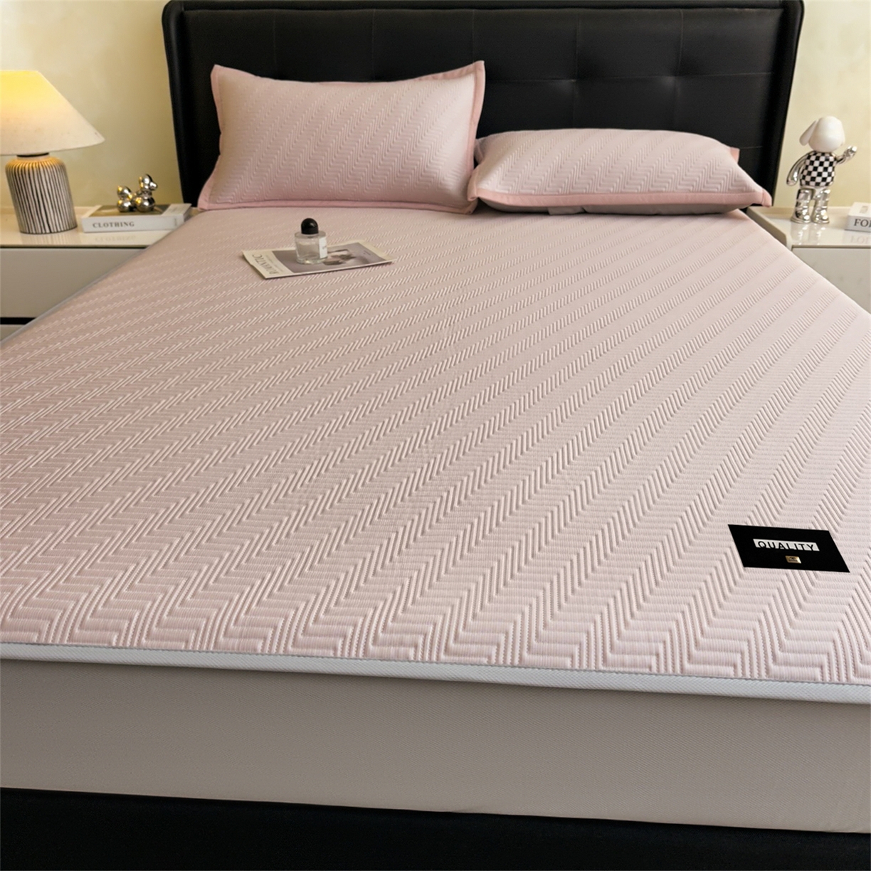 91家纺网 家纺一手货源 找家纺 耐思家纺 2026新款A类高克重三明治复合乙纶提花冰豆豆凉席床笠冰棱斜纹系列（提供买家秀） 冰棱斜纹-粉床笠款