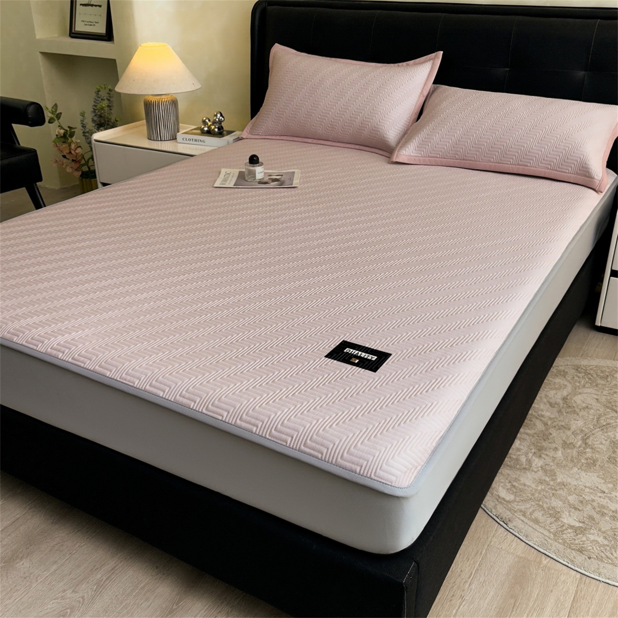 91家纺网 家纺一手货源 找家纺 耐思家纺 2026新款A类高克重三明治复合乙纶提花冰豆豆凉席床笠冰棱斜纹系列（提供买家秀） 冰棱斜纹-粉床笠款