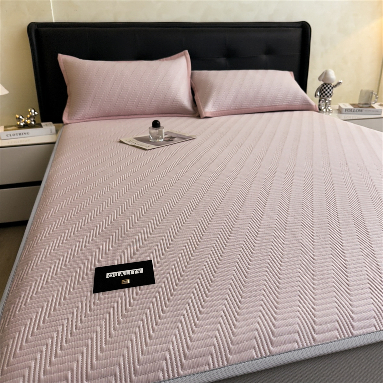 91家纺网 家纺一手货源 找家纺 耐思家纺 2026新款A类高克重三明治复合乙纶提花冰豆豆凉席床笠冰棱斜纹系列（提供买家秀） 冰棱斜纹-粉床笠款