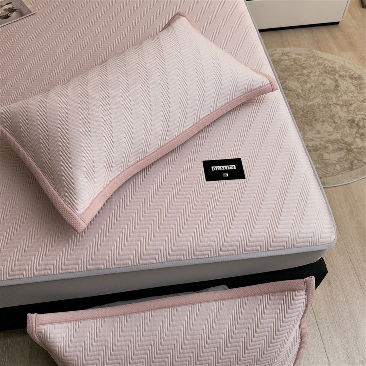 91家纺网 家纺一手货源 找家纺 耐思家纺 2026新款A类高克重三明治复合乙纶提花冰豆豆凉席床笠冰棱斜纹系列（提供买家秀） 冰棱斜纹-粉床笠款