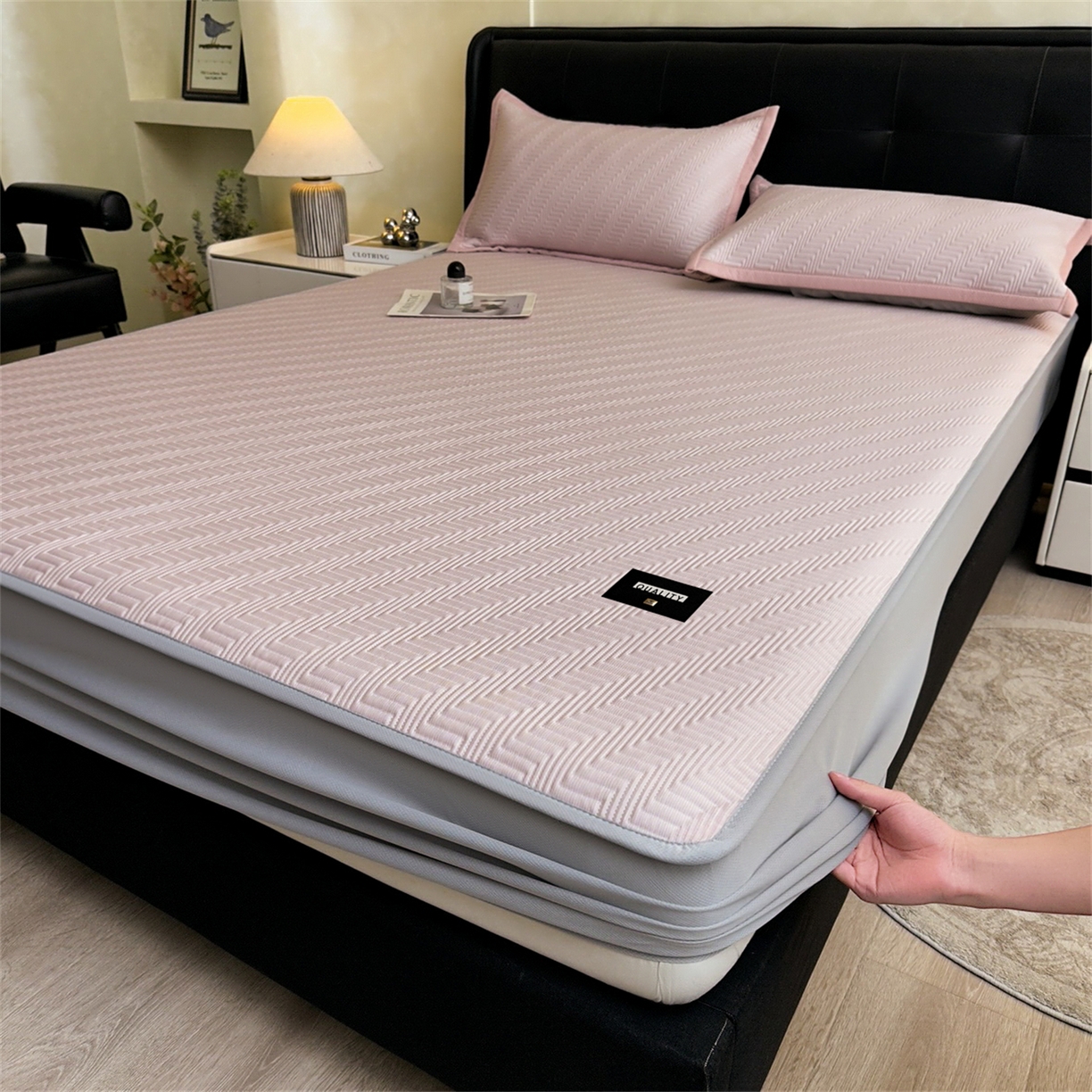 91家纺网 家纺一手货源 找家纺 耐思家纺 2026新款A类高克重三明治复合乙纶提花冰豆豆凉席床笠冰棱斜纹系列（提供买家秀） 冰棱斜纹-粉床笠款