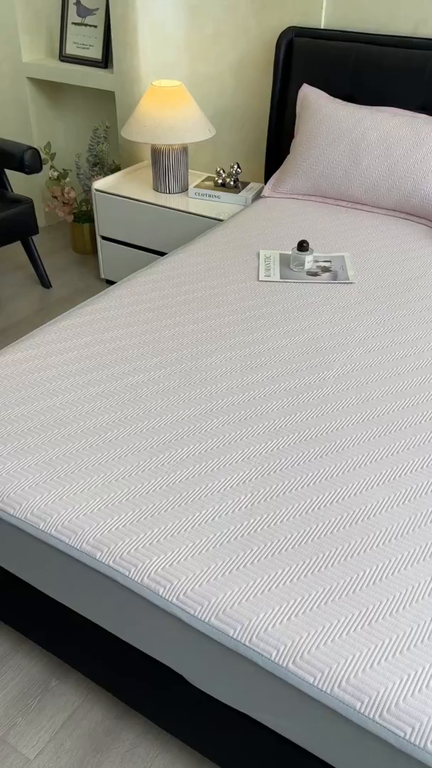 91家纺网 家纺一手货源 找家纺 耐思家纺 2026新款A类高克重三明治复合乙纶提花冰豆豆凉席床笠冰棱斜纹系列（提供买家秀） 冰棱斜纹-粉床笠款