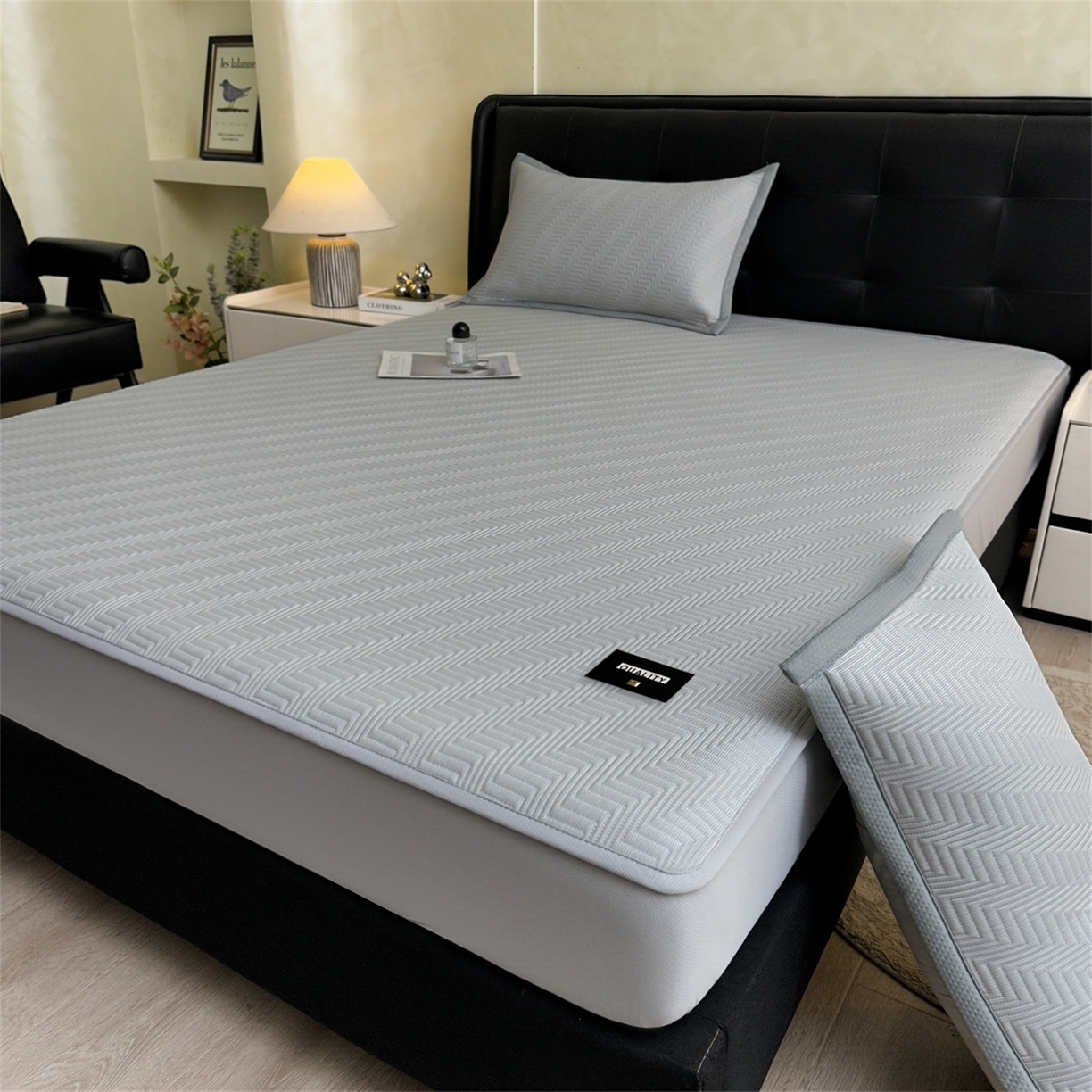 91家纺网 家纺一手货源 找家纺 耐思家纺 2026新款A类高克重三明治复合乙纶提花冰豆豆凉席床笠冰棱斜纹系列（提供买家秀） 冰棱斜纹-灰床笠款