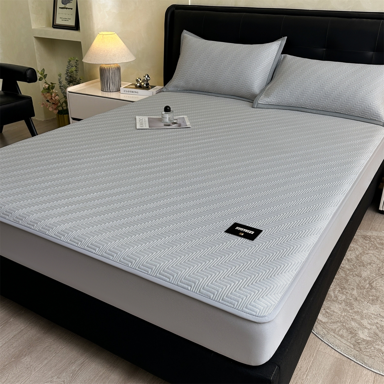 91家纺网 家纺一手货源 找家纺 耐思家纺 2026新款A类高克重三明治复合乙纶提花冰豆豆凉席床笠冰棱斜纹系列（提供买家秀） 冰棱斜纹-灰床笠款