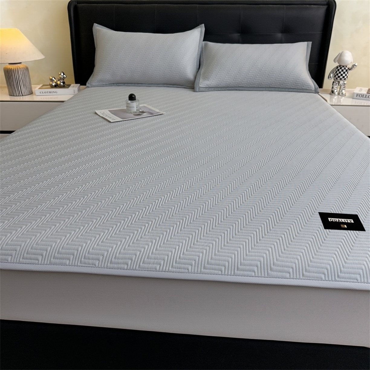 91家纺网 家纺一手货源 找家纺 耐思家纺 2026新款A类高克重三明治复合乙纶提花冰豆豆凉席床笠冰棱斜纹系列（提供买家秀） 冰棱斜纹-灰床笠款