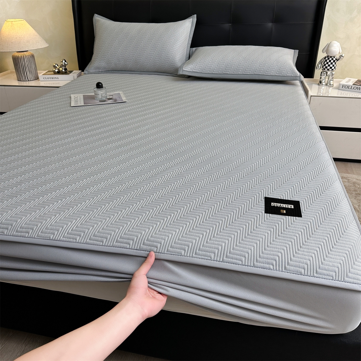 91家纺网 家纺一手货源 找家纺 耐思家纺 2026新款A类高克重三明治复合乙纶提花冰豆豆凉席床笠冰棱斜纹系列（提供买家秀） 冰棱斜纹-灰床笠款