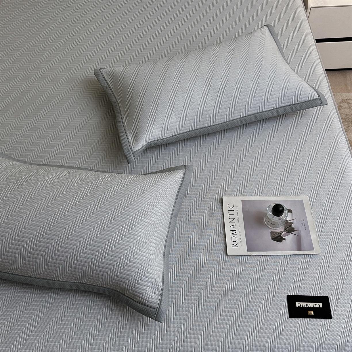 91家纺网 家纺一手货源 找家纺 耐思家纺 2026新款A类高克重三明治复合乙纶提花冰豆豆凉席床笠冰棱斜纹系列（提供买家秀） 冰棱斜纹-灰床笠款