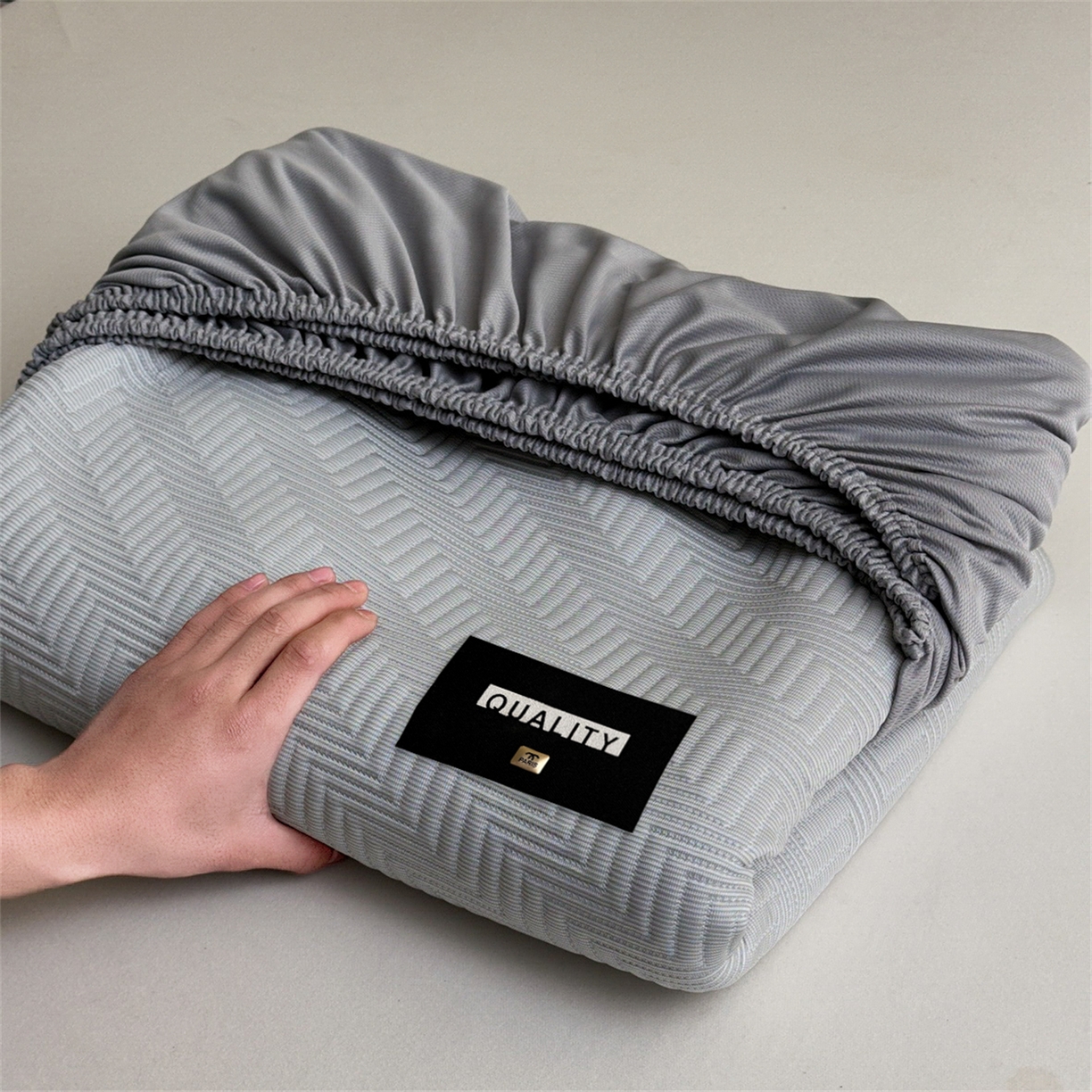 91家纺网 家纺一手货源 找家纺 耐思家纺 2026新款A类高克重三明治复合乙纶提花冰豆豆凉席床笠冰棱斜纹系列（提供买家秀） 冰棱斜纹-灰床笠款