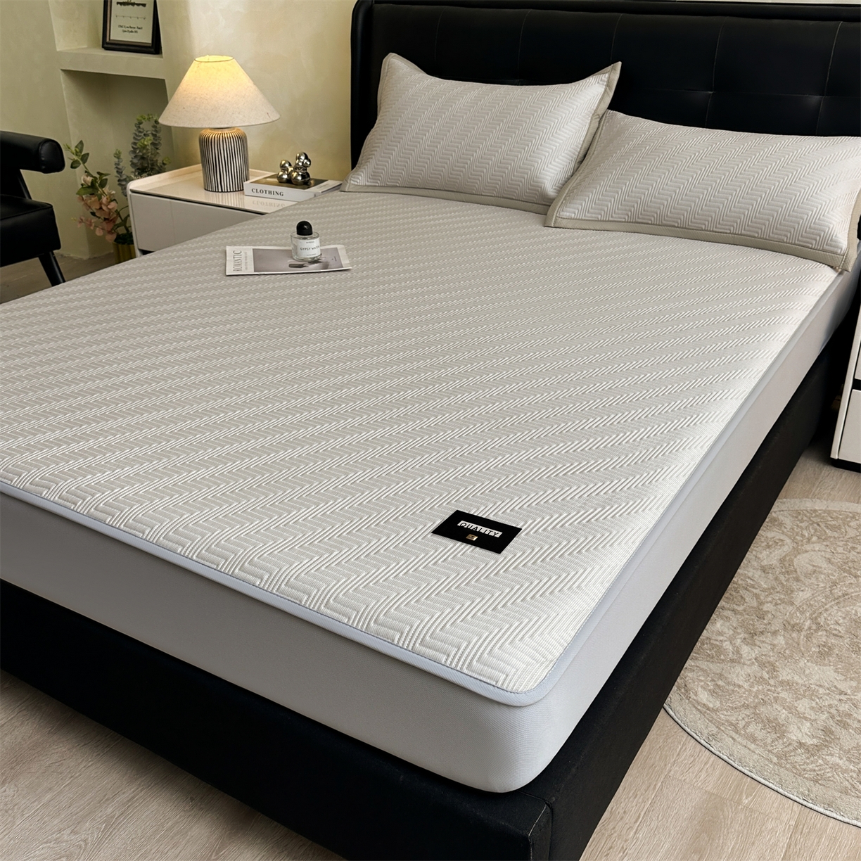 91家纺网 家纺一手货源 找家纺 耐思家纺 2026新款A类高克重三明治复合乙纶提花冰豆豆凉席床笠冰棱斜纹系列（提供买家秀） 冰棱斜纹-卡其床笠款