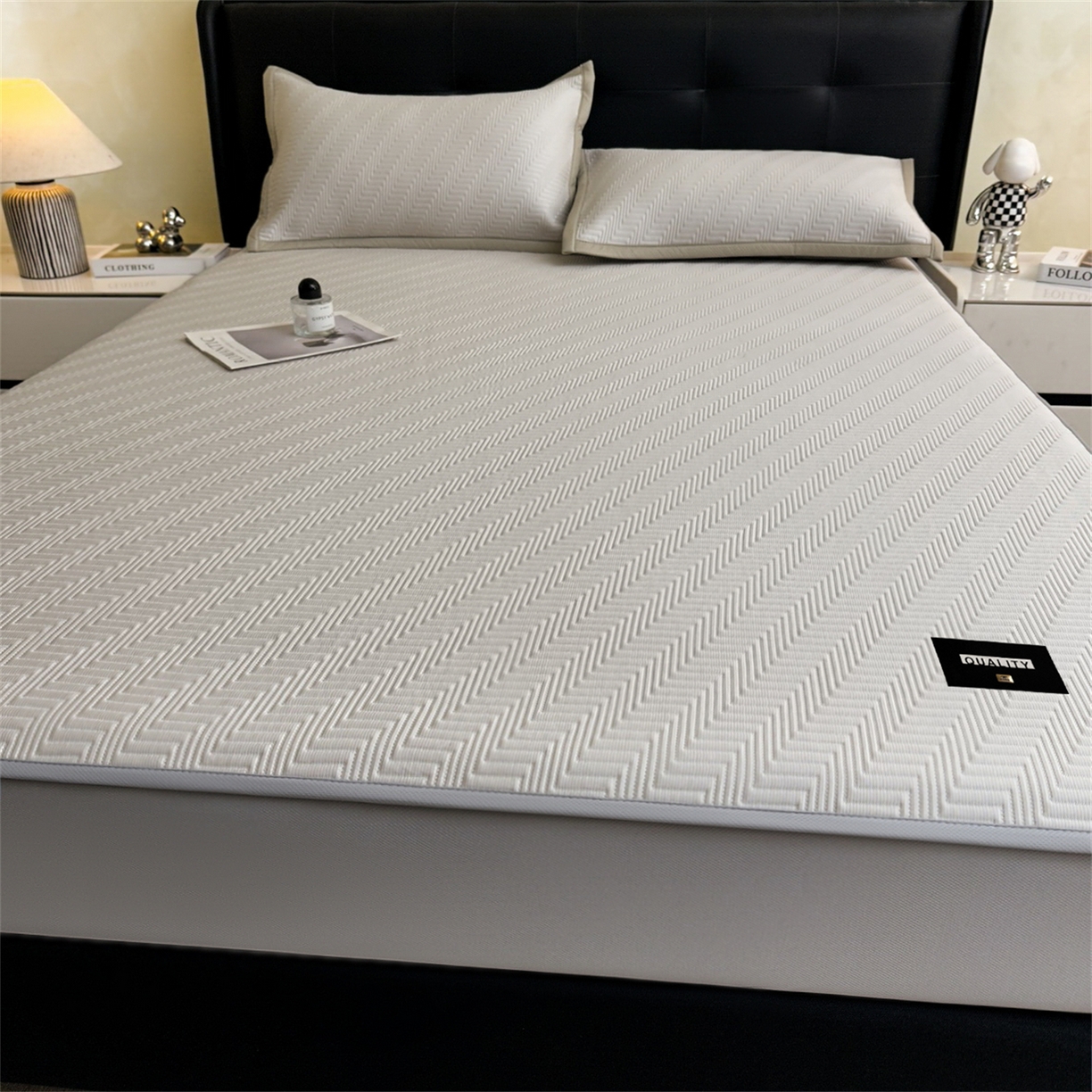 91家纺网 家纺一手货源 找家纺 耐思家纺 2026新款A类高克重三明治复合乙纶提花冰豆豆凉席床笠冰棱斜纹系列（提供买家秀） 冰棱斜纹-卡其床笠款