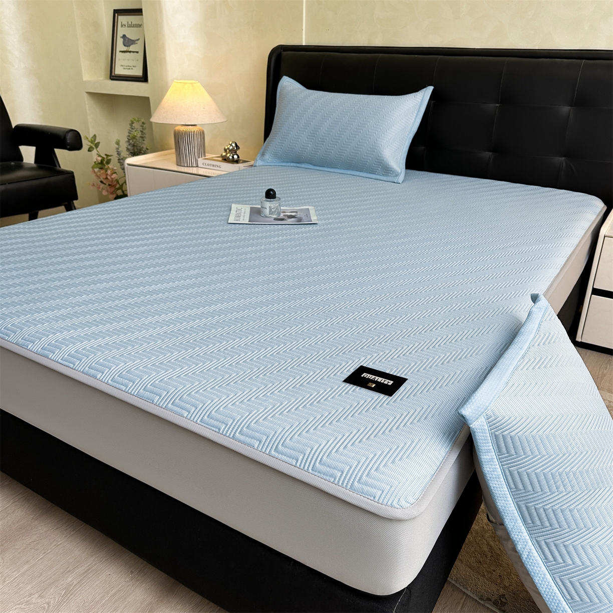 91家纺网 家纺一手货源 找家纺 耐思家纺 2026新款A类高克重三明治复合乙纶提花冰豆豆凉席床笠冰棱斜纹系列（提供买家秀） 冰棱斜纹-蓝床笠款