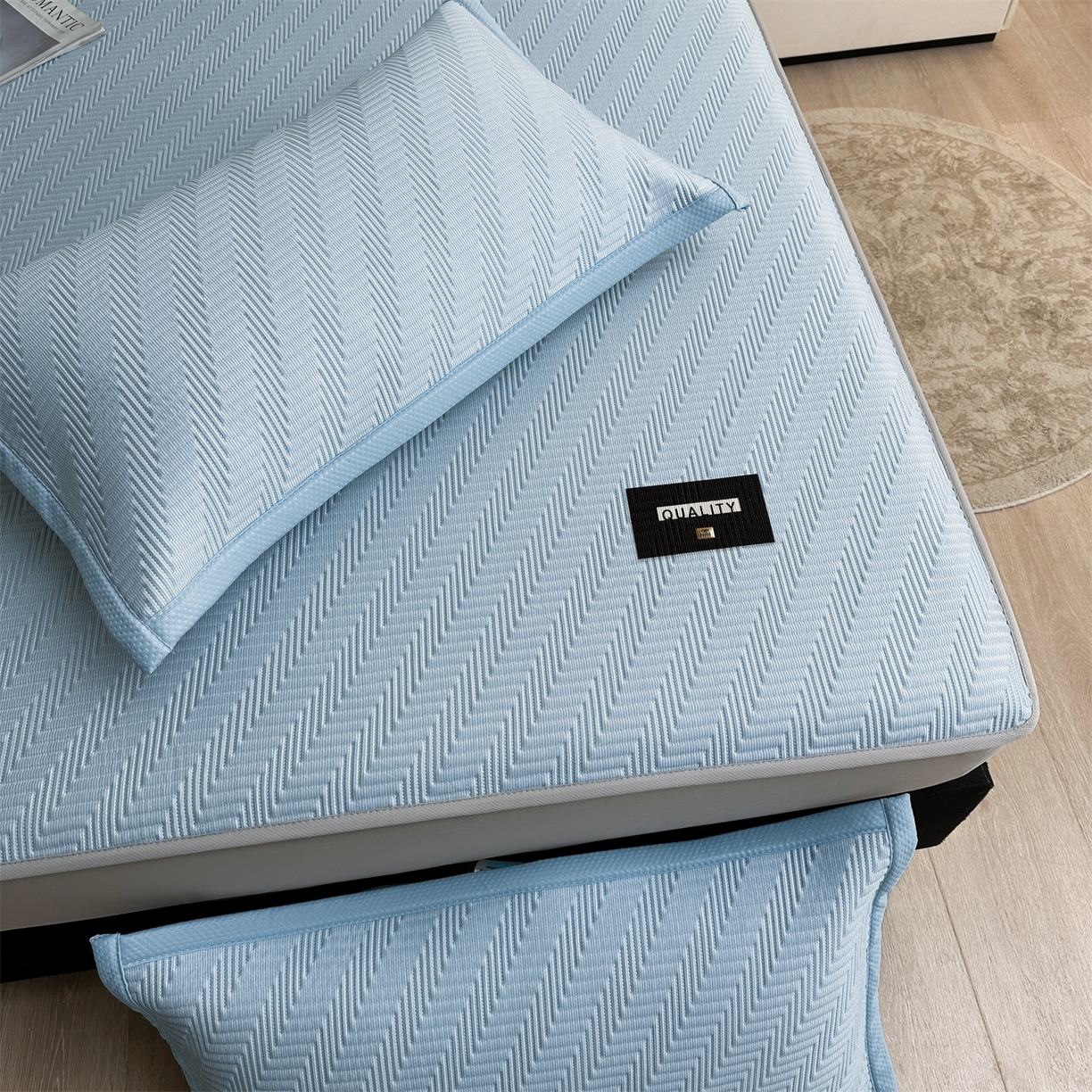 91家纺网 家纺一手货源 找家纺 耐思家纺 2026新款A类高克重三明治复合乙纶提花冰豆豆凉席床笠冰棱斜纹系列（提供买家秀） 冰棱斜纹-蓝床笠款