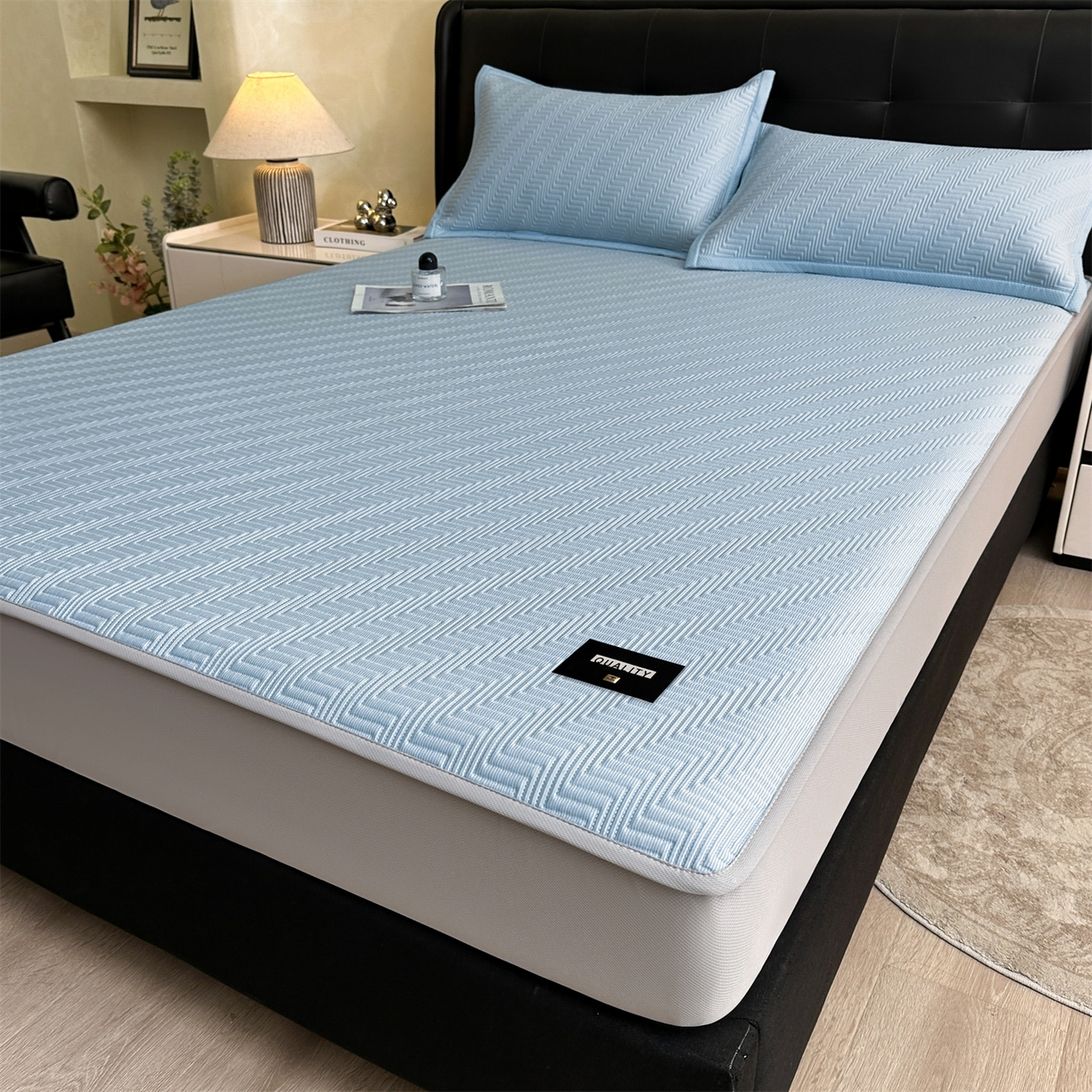 91家纺网 家纺一手货源 找家纺 耐思家纺 2026新款A类高克重三明治复合乙纶提花冰豆豆凉席床笠冰棱斜纹系列（提供买家秀） 冰棱斜纹-蓝床笠款