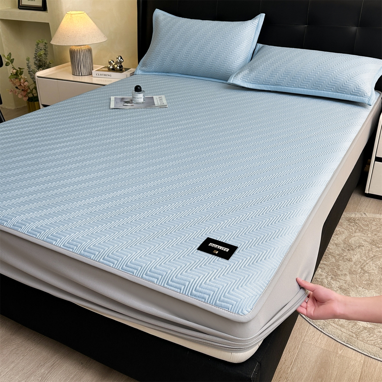 91家纺网 家纺一手货源 找家纺 耐思家纺 2026新款A类高克重三明治复合乙纶提花冰豆豆凉席床笠冰棱斜纹系列（提供买家秀） 冰棱斜纹-蓝床笠款