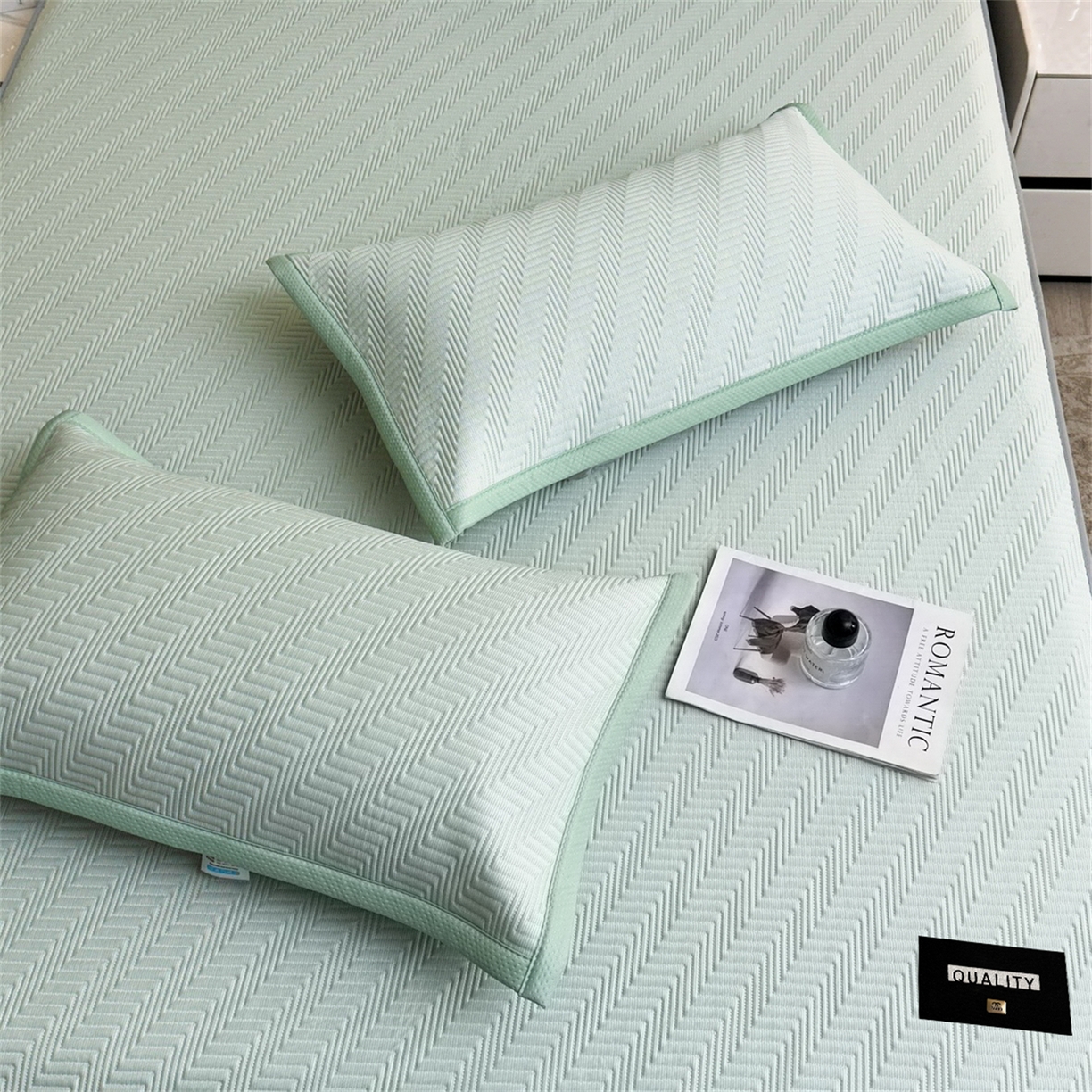 91家纺网 家纺一手货源 找家纺 耐思家纺 2026新款A类高克重三明治复合乙纶提花冰豆豆凉席床笠冰棱斜纹系列（提供买家秀） 冰棱斜纹-绿床笠款