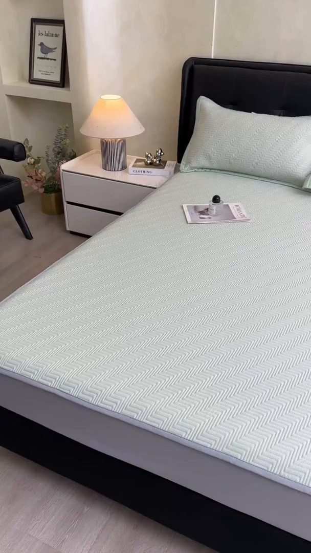 91家纺网 家纺一手货源 找家纺 耐思家纺 2026新款A类高克重三明治复合乙纶提花冰豆豆凉席床笠冰棱斜纹系列（提供买家秀） 冰棱斜纹-绿床笠款