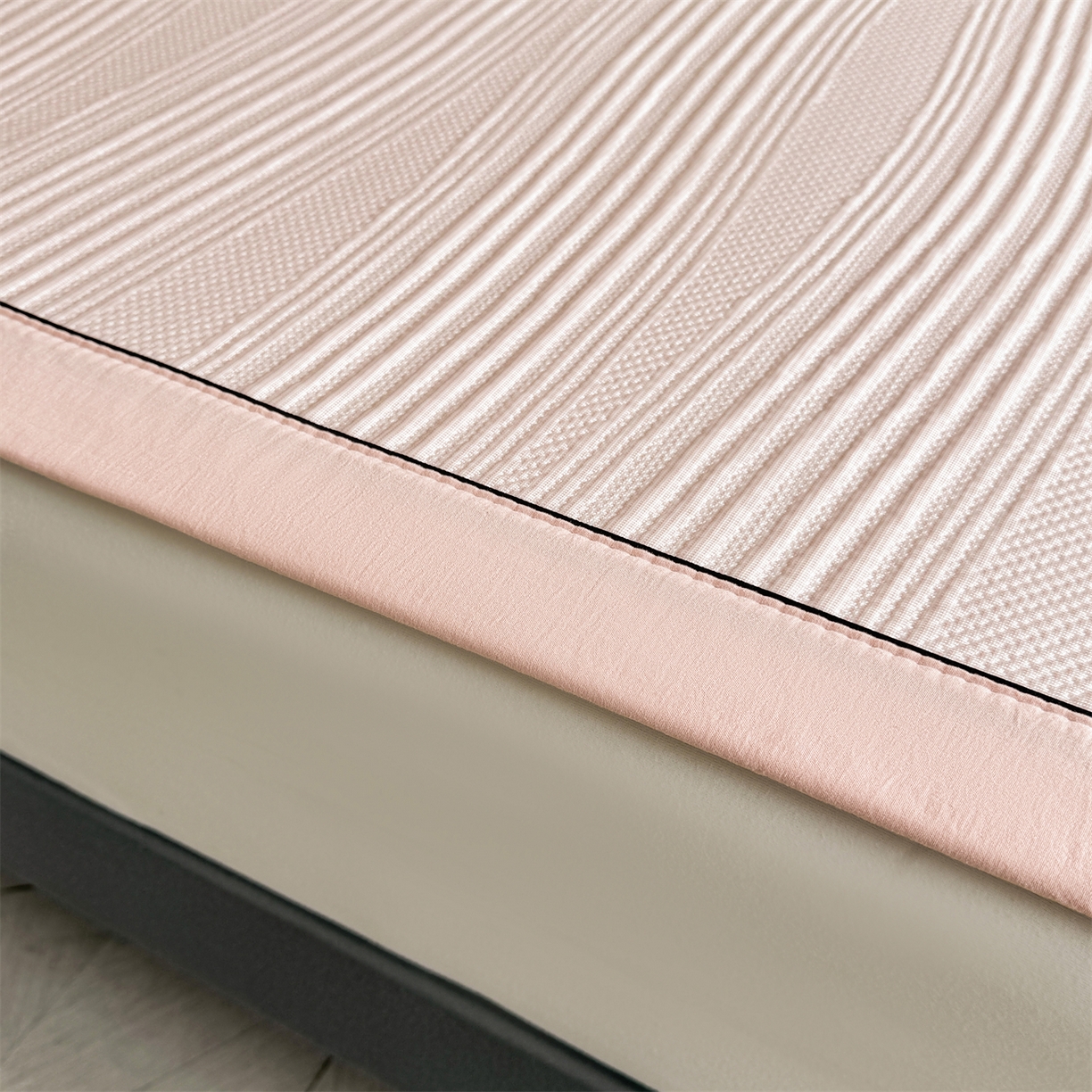 91家纺网 家纺一手货源 找家纺 （总）耐思家纺 2026新款A类高克重三明治复合乙纶提花冰豆豆凉席床笠小蛮腰系列（提供买家秀）