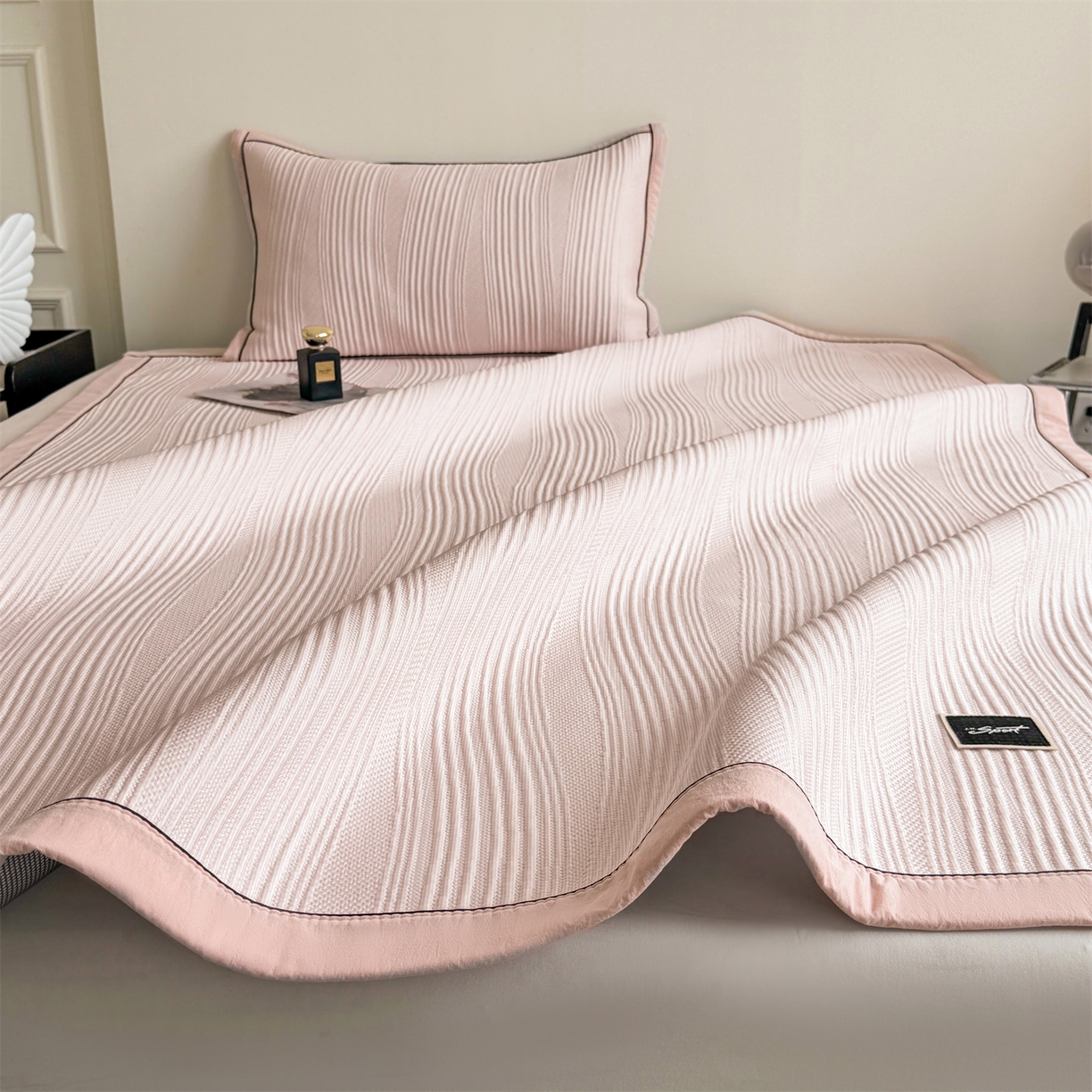 91家纺网 家纺一手货源 找家纺 （总）耐思家纺 2026新款A类高克重三明治复合乙纶提花冰豆豆凉席床笠小蛮腰系列（提供买家秀）