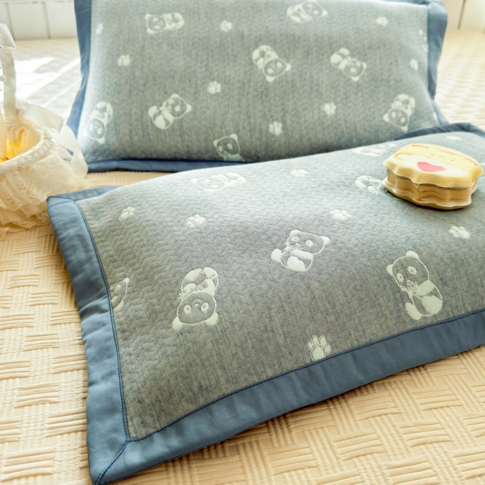91家纺网 家纺一手货源 找家纺 姝辰 2026新款卡通儿童三层纱提花枕套全棉乳胶枕头套 抱抱熊蓝