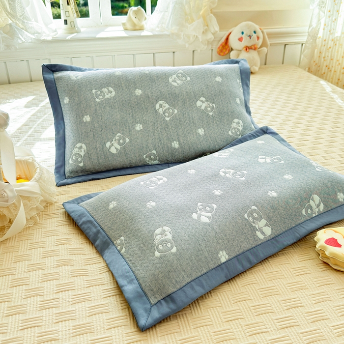 91家纺网 家纺一手货源 找家纺 姝辰 2026新款卡通儿童三层纱提花枕套全棉乳胶枕头套 抱抱熊蓝
