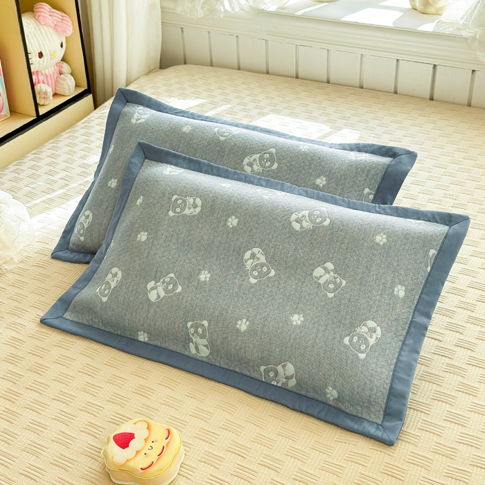 91家纺网 家纺一手货源 找家纺 姝辰 2026新款卡通儿童三层纱提花枕套全棉乳胶枕头套 抱抱熊蓝