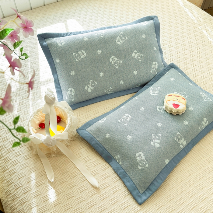 91家纺网 家纺一手货源 找家纺 姝辰 2026新款卡通儿童三层纱提花枕套全棉乳胶枕头套 抱抱熊蓝