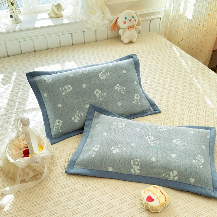 91家纺网 家纺一手货源 找家纺 姝辰 2026新款卡通儿童三层纱提花枕套全棉乳胶枕头套 抱抱熊蓝