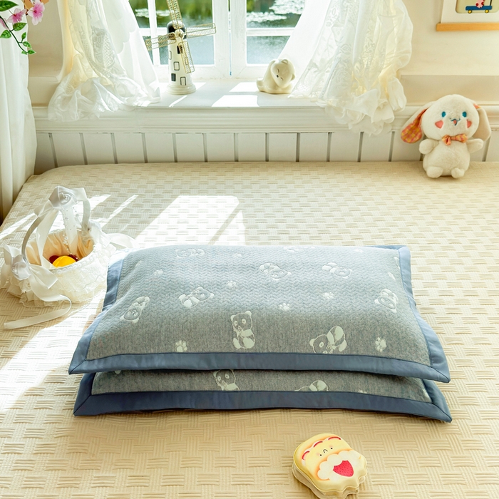 91家纺网 家纺一手货源 找家纺 姝辰 2026新款卡通儿童三层纱提花枕套全棉乳胶枕头套 抱抱熊蓝