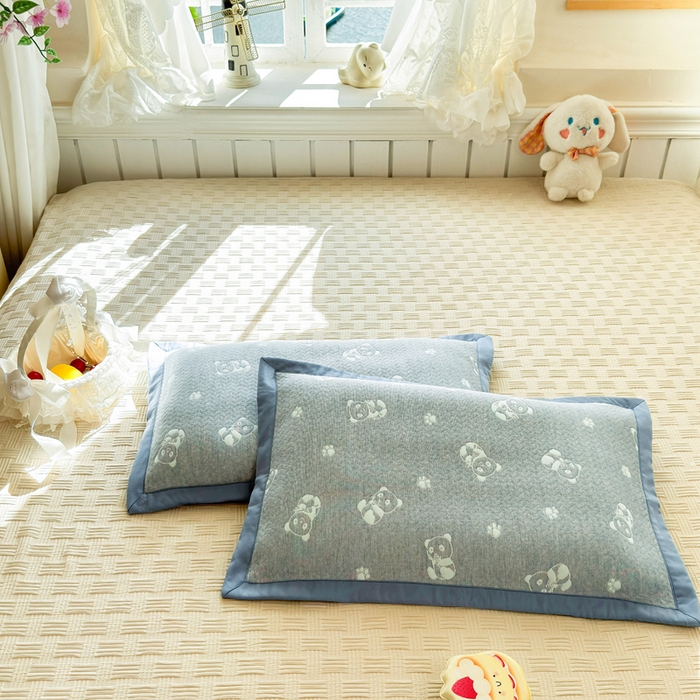 91家纺网 家纺一手货源 找家纺 姝辰 2026新款卡通儿童三层纱提花枕套全棉乳胶枕头套 抱抱熊蓝