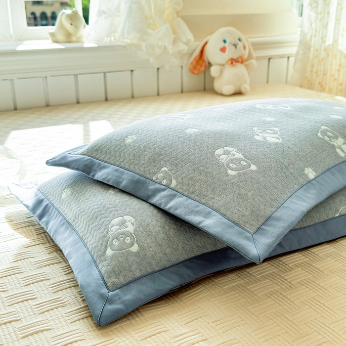 91家纺网 家纺一手货源 找家纺 姝辰 2026新款卡通儿童三层纱提花枕套全棉乳胶枕头套 抱抱熊蓝