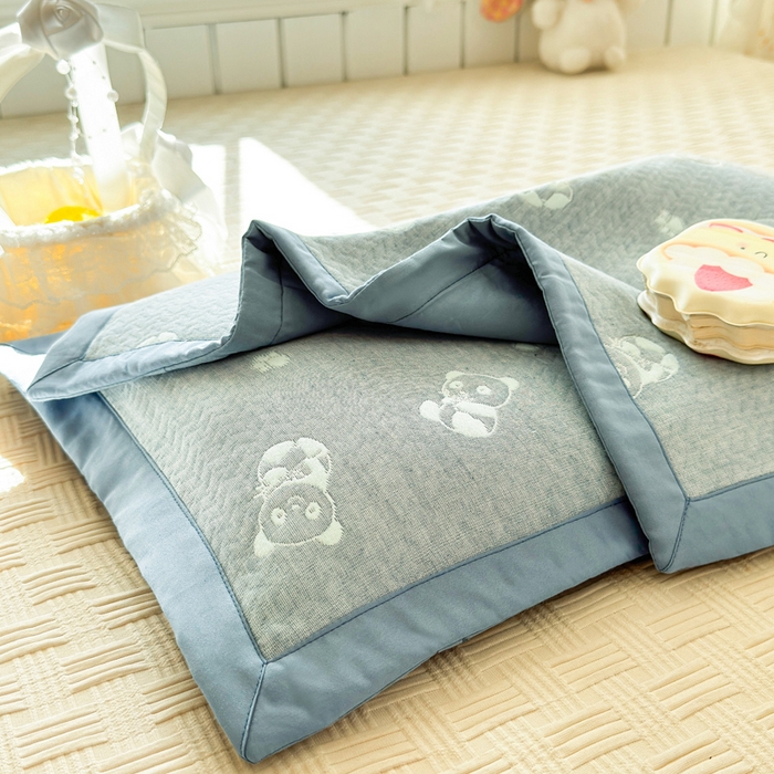 91家纺网 家纺一手货源 找家纺 姝辰 2026新款卡通儿童三层纱提花枕套全棉乳胶枕头套 抱抱熊蓝