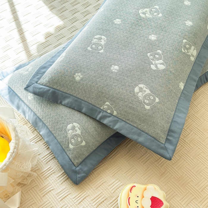 91家纺网 家纺一手货源 找家纺 姝辰 2026新款卡通儿童三层纱提花枕套全棉乳胶枕头套 抱抱熊蓝