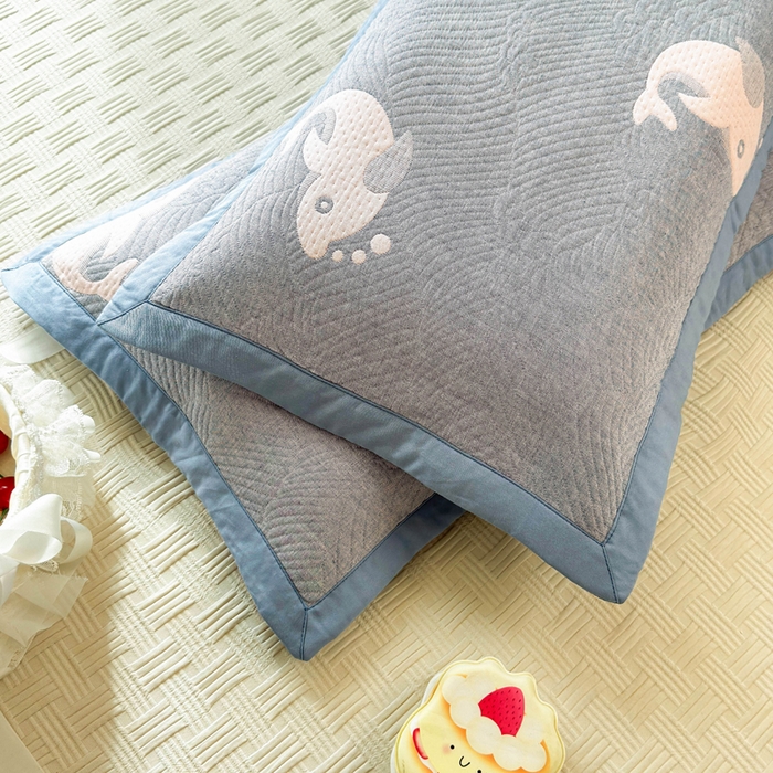 91家纺网 家纺一手货源 找家纺 姝辰 2026新款卡通儿童三层纱提花枕套全棉乳胶枕头套 大鱼蓝