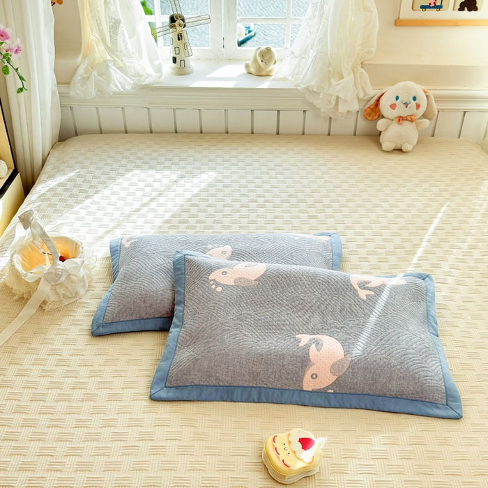 91家纺网 家纺一手货源 找家纺 姝辰 2026新款卡通儿童三层纱提花枕套全棉乳胶枕头套 大鱼蓝