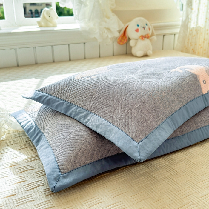 91家纺网 家纺一手货源 找家纺 姝辰 2026新款卡通儿童三层纱提花枕套全棉乳胶枕头套 大鱼蓝