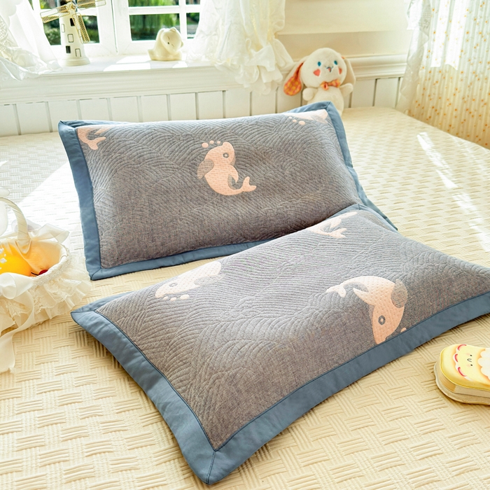 91家纺网 家纺一手货源 找家纺 姝辰 2026新款卡通儿童三层纱提花枕套全棉乳胶枕头套 大鱼蓝