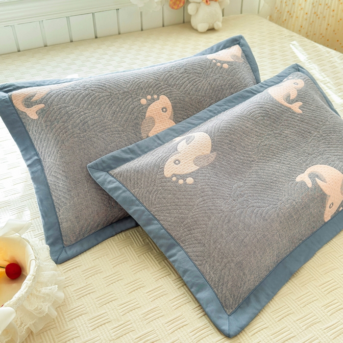 91家纺网 家纺一手货源 找家纺 姝辰 2026新款卡通儿童三层纱提花枕套全棉乳胶枕头套 大鱼蓝
